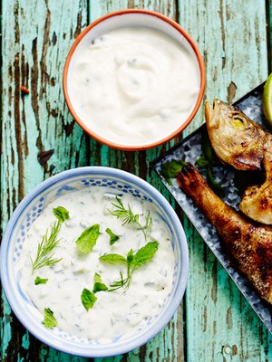 Mausta kermaviili tuoreilla yrteillä, sitruunamehulla ja ripauksella suolaa. Simppelein kastike on valmis!