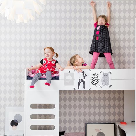 Leia, Tilda ja Laura ovat todenneet, että nyt on jopa kivempaa leikkiä, kun tietää, mistä lelut löytyvät. 