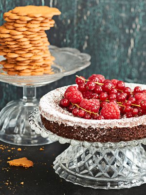 Nämä kakkuvadit saavat katseen kiinnittymään valmispipareiden sijaan astiaan.