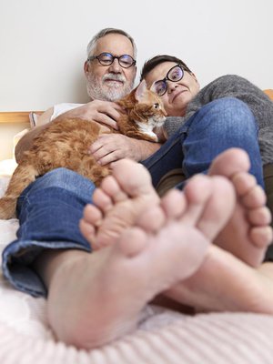 Raimo, 65, ja Laura, 51, Grönberg ovat olleet yhdessä seitsemän vuotta, joista kaksi naimisissa. He asuvat taiteilijakoti Lallukassa Helsingissä. Laura työskentelee sosiaalialalla ja Raimo on näyttelijä. Hän esiintyy nyt Espoon Kaupunginteatterin Esitystalous 3:ssa. Raimolla on kaksi aikuista lasta aikaisemmasta avioliitosta ja Lauralla yksi aikuinen tytär.