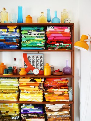 Keräilijän kankaat eivät ole piilossa vaan olohuoneen kirjahyllyssä. Suosikkeja ovat liila Sinivuokko-kuosi sekä keltainen ja liila Ruusu ja Satakieli. Beatlesin A Hard Day´s Night -levy vuodelta 1964 on Hannan puolison Simon aarre.