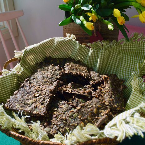 Jos pääsiäisestä jää yli mämmiä, tee siitä rouskuvaa näkkäriä. Se maistuu ihanasti saaristolaisleivälle.