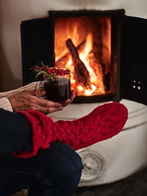 Koristele karpaloglögi tikkuun pujotetuilla marjoilla ja rosmariinilla.