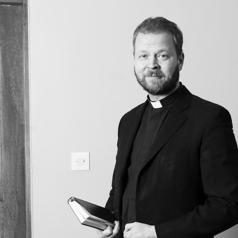 42-vuotias kasvatustieteen tohtori Teemu Laajsalo on Kallion kirkon kirkkoherra ja Helsingin seurakuntayhtymän johtaja. Laajasalo on naimisissa ja hänellä on kolme lasta. Hän juo vähintään kolme litraa Coca-Cola Zeroa päivässä, mutta ei tölkeissä, koska se vain lisäisi kulutusta.