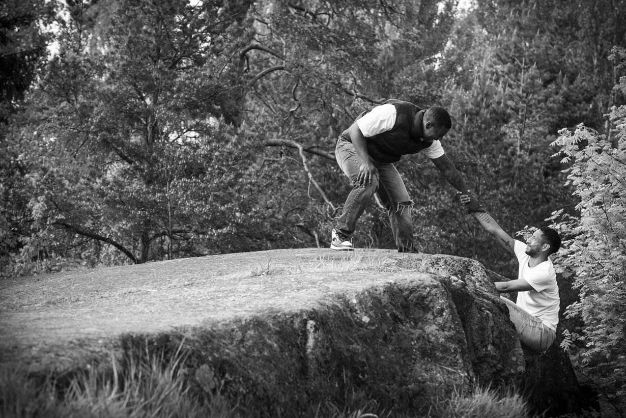 Brayan (vas.) ja Felipe kiipeilivät samalla kalliolla jo lapsena. ”Yksi kummankin isoimmista unelmista on löytää joskus biologinen äitimme. Hän katsoisi ehkä ihmeissään, että kaksi pientä poikaa jätin ja tuossa ne nyt ovat.”