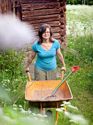 ”Kun hoidan mökillä puutarhaa, tuntuu kuin äiti seisoisi selän takana neuvomassa”, Tiia Kiiski sanoo.