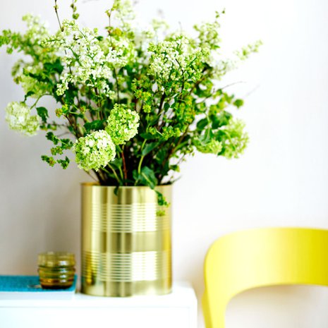 Kullanv&auml;rinen kurkkupurkki, josta etiketit on liotettu pois, on nyt muodikas kukkavaasi. Hersyv&auml;ss&auml; kimpussa on sireenej&auml;, lumipalloheisi&auml;, j&auml;n&ouml;nputkea ja rauduskoivua, <a href="http://www.rose-marie.fi/">Kukkakauppa Rose-Marie</a>. Sein&auml;laatikko 114 B 419 e, <a href="http://www.artek.fi/fi/index.html">Artek</a>. Thonetin 107-tuoli 440 e, <a href="http://www.helenaoravadesignprojects.fi/">Helena Orava Design Project</a>.