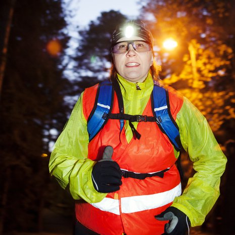 Pois tieltä, risut ja männynkävyt! Vesikelistä viis, kun Sanna Hiltunen viilettää metsäpolulla aamulenkillään. 39-vuotias lastenhoitaja asuu miehensä ja kahden koiransa kanssa Espoossa. Juokseminen on hänelle arvokas oma hetki.
