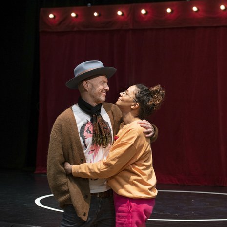 Jussu Pöyhönen, 58, ja Amira Khalifa, 48, ovat seurustelleet neljä vuotta. ”Soittelemme toisillemme paljon, koska asumme erillämme. Yksinolo tekee hyvää kummallekin.”