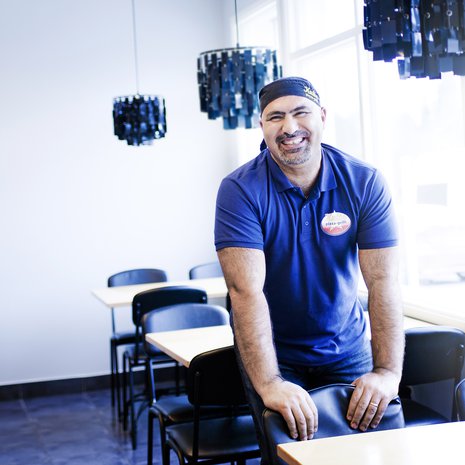 "Työllistän muutamia maahanmuuttajia, joiden on muuten vaikea löytää töitä. Siitäkin olen iloinen", Serdal Akbulut sanoo ravintolassaan. 