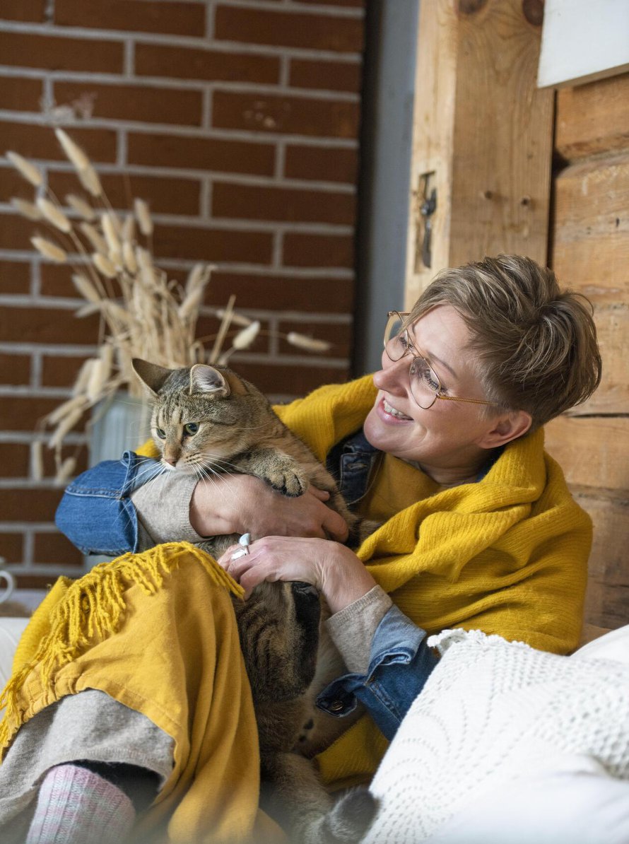 Marjut on käsitellyt paljon lapsuuttaan ja sitä, miksi hän koki pitkään riittävänsä vain, jos teki paljon töitä. Marjutin sylissä kissa Katti Matikainen.