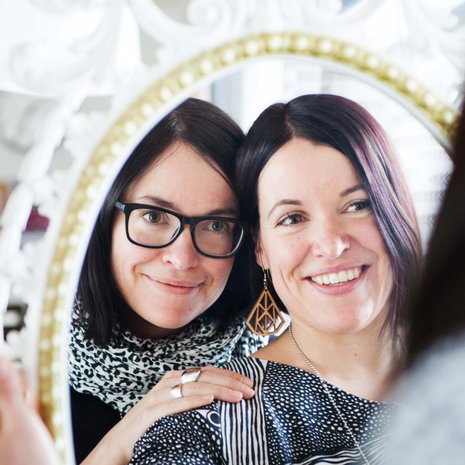 Kirsi Tikkanen, 39, on vaasalainen tiedottaja. Perheeseen kuuluvat puoliso ja 5- ja 7-vuotiaat lapset. Katja Kumpulainen, 39, on projektityöntekijä ja asuu Nokialla. Perheeseen kuuluvat puoliso ja 7- ja 9-vuotiaat lapset. 