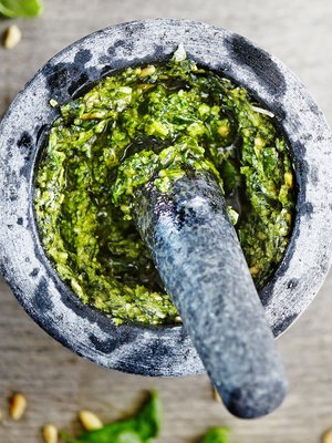 Unohda hailakka purkkipesto ja survo itse maukas kastike.