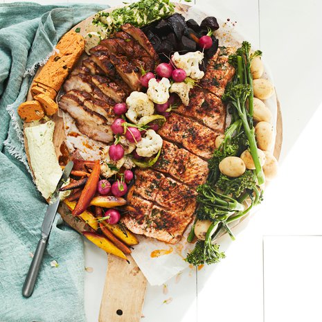 Jos juhlijoiden joukossa ei ole allergisia, tarjoa paahdettu liha, kasvikset ja kala samalta leikkuulaudalta.