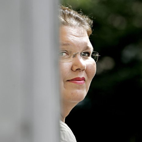 Kaarina Hazard on 49-vuotias vapaa kirjoittaja.