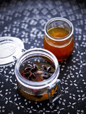 Säilytä makusiirapit purkeissa. Kaunis siirappi on maukas tuliainen ja mieluisa ruokalahja.