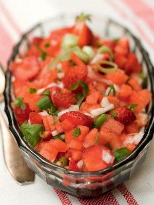 Mansikkasalsa sopii paistetun lihan tai kalan kanssa tai vihreän salaatin seurana.