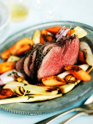 Paahtopaisti ohuiksi viipaleiksi leikattuna toimii aina noutopöydässä. Laita se tarjolle omalle vadille ja koristele kauniisti.