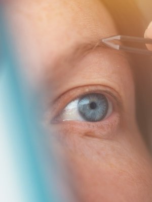 Iän myötä kulmakarvat ohenevat, joten harvenemista ei kannata jouduttaa nyppimällä.