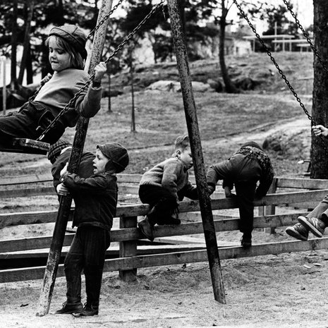 Työpaikankin välitunnilla ehtii keinumaan, kun pitää kiirettä!