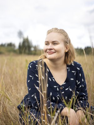 28-vuotias Ester Kortteenniemi asuu Jyväskylässä miehensä Janin, puolivuotiaan tyttärensä Selman ja Hilla-koiransa kanssa. Ester opiskelee psykiatriseksi sairaanhoitajaksi ja toimii vapaaehtoisena vertaistukijana itsemurhan tehneiden läheisille tarkoitetussa Surunauha ry:ssä.