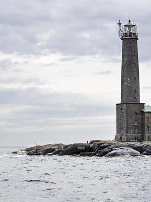 Vedet majakan ympärillä ovat kivikkoisia. Kova tuuli estää veneiden pääsyn Bengtskäriin kaksi tai kolme kertaa kuukaudessa.