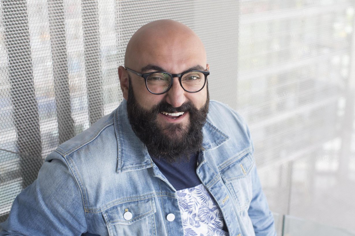 Stand up -koomikko Ali Jahangiri havainnoi suomalaisuutta televisio-ohjelmassaan Alias Lönnrot. Ohjelman voi katsoa Yle Areenassa.