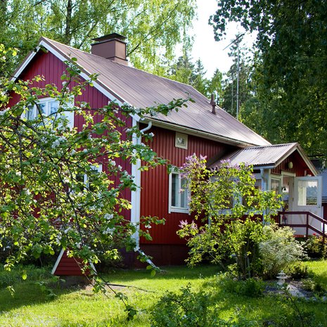 Tuusulassa sijaitseva rintamamiestalo on rakennettu 1945. Anne muutti sinne 1991.