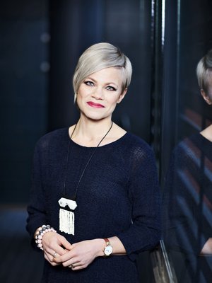 Pohjustustuotteet auttavat pitämään Kaisan graafisen kampauksen kuosissa koko päivän.