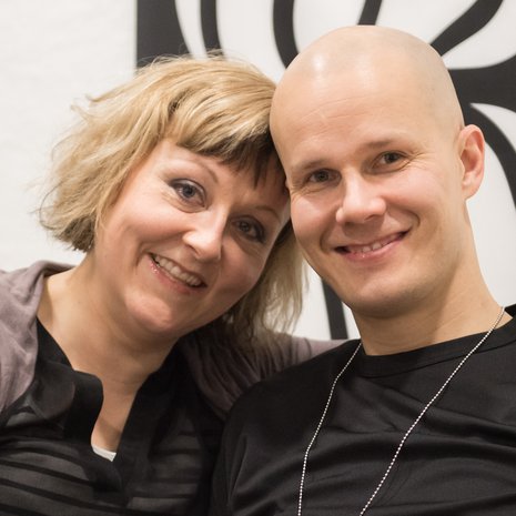 Varhaiskasvatuksen erityisopettaja Salla Liukkonen, 44, ja pastori Jyrki Liukkonen, 40, asuvat Kuopiossa seitsemän 1-15-vuotiaan lapsensa kanssa. Pariskunta on ollut naimisissa 20 vuotta. Perhe musisoi yhdessä. 