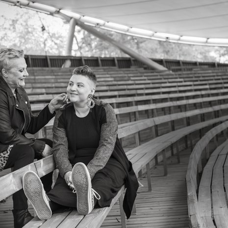 Tiina Weckström, 61, on Helsingissä asuva näyttelijä. Tyttärensä Valpurin lapsille hän on Tiina-mummi.