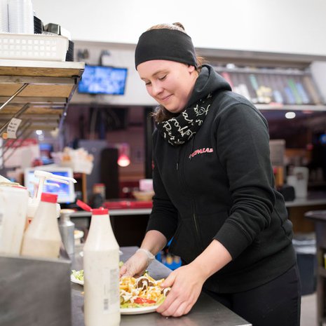 Noora Korkeakoski tekee työtä silloin, kun useimmat nukkuvat. ”Kesäisin näkee auringonnousun, talvella on aina pimeää.”