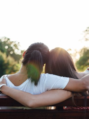 Siskolle voi kertoa ongelmista, joista ei kehtaa avautua vieraammille. Oletko kokenut samoin?