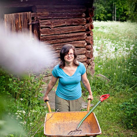 Kun hoidan mökillä puutarhaa, tuntuu kuin äiti seisoisi selän takana neuvomassa, Tiia Kiiski sanoo.