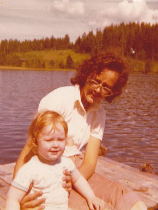 Graafikko Anu Salo kiittää Taina-äitiään: "Kiitos äiti siitä, että olet aina uskonut minuun, etkä ole kyseenalaistanut valintojani." Kuva on otettu Simpeleellä vuonna 1972.
