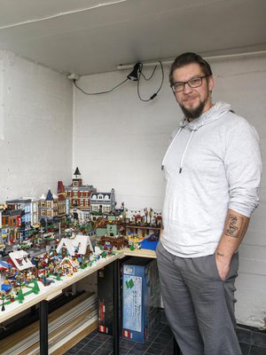 Peterin kokoelma sisältää yli 50 000 palikkaa. Kellarihuoneessa koko kaupunki mahtuu esille. Maailmanpyörä pyörii pattereilla.