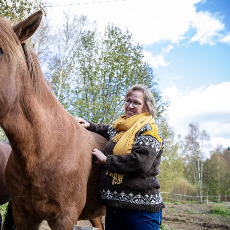 "Kipujen kanssa eläminen on tehnyt minusta rohkeamman. En välitä siitä, mitä muut ajattelevat, jos en ole kuten he", Päivi Kalliorinne pohtii. Hevosen selässä kipu unohtuu.