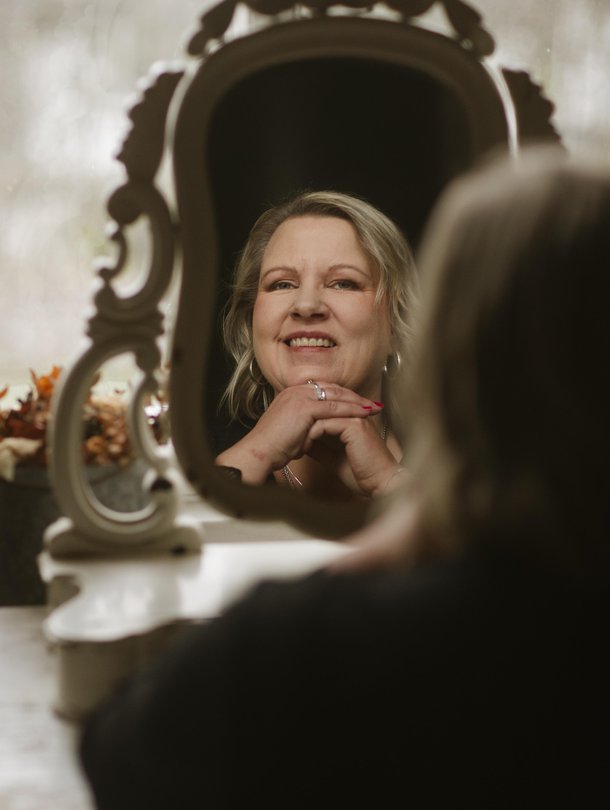 Minna tunnistaa nykyään hyvin ennakkoon, milloin masennus- tai hypomaniajakso on alkamassa. ”Olen aamuvirkku ja herään usein viideltä. Yksi merkki masennuksesta on se, jos unet alkavat venyä seitsemään ja tuntuu, etten piristy nopeasti.”