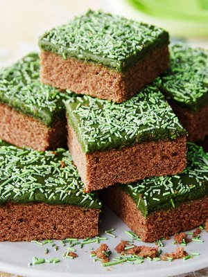 Masaliisa, suklaaruutu vai mokkapala? Rakkaalla klassikolla on lukematon määrä lempinimiä. Uutta ilmettä mokkapaloihin saa, kun värjää tomusokerikuorrutuksen vihreällä geelimäisellä elintarvikevärillä ja koristele palat vihreällä strösselillä.