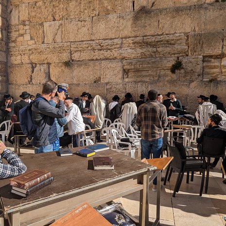 Ylen ulkomaantoimittaja Antti Kuronen kuvaa juutalaisten rukoilua pyhällä Länsimuurilla. ”Työni on välillä hyvinkin rankkaa, mutta ajattelen, että voin tehdä sillä hyvää.”