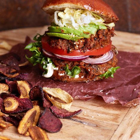 Satokauden paras hampurilainen on lastattu bataatilla, sienillä, kaalilla ja tomaateilla.