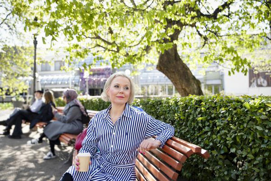 ”Olen aina ajatellut, että kriisitilanteissa olen se, joka auttaa muita. Olen se, joka pärjää”, Hanna sanoo. Muiden avun varassa oleminen on ollut hänelle uusi tilanne.