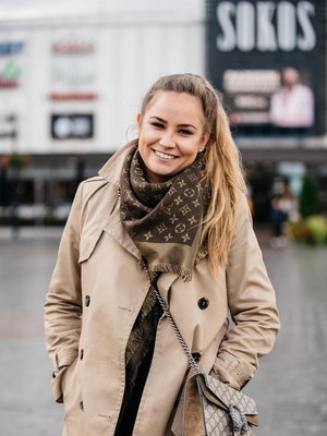 ”Hihkun, korisutan kurkkuani, hohotan lauseen keskellä, änkytän, irvistelen ja vääntelen silmiäni. Kädet lentelevät eestaas, välillä koko kroppa sätkii”, Riina kuvaa Touretten syndroomaansa.