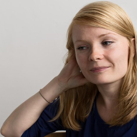 Saara Turusen kirja Rakkaudenhirviö voitti Helsingin Sanomien esikoiskirjapalkinnon. Hänen uusi teoksensa Sivuhenkilö (Tammi) on suorasukainen kuvaus yhdestä vuodesta kirjoittajansa elämässä. Vuoteen kuuluu muun muassa esikoiskirjapalkinnon voittaminen.