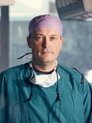 Plastiikkakirurgian ylilääkäri Patrik Lassus työskentelee HUSissa. Hän on ollut vetämässä Suomen ensimmäisiä kasvojensiirtoleikkauksia. Niissä aivokuolleen luovuttajan kasvot siirretään potilaalle, jonka omat kasvot ovat tuhoutuneet.