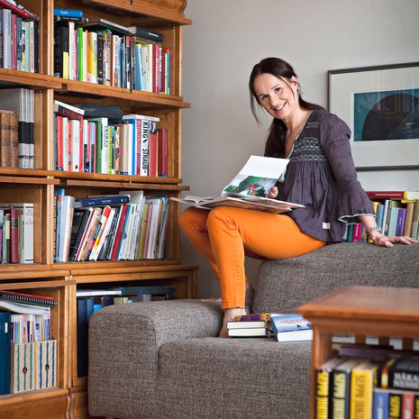 Erika Panttila-Keskisen lukuaarteita on joka paikassa: kirjahyllyssä, sohvan takana, kirjakaruselleissa.