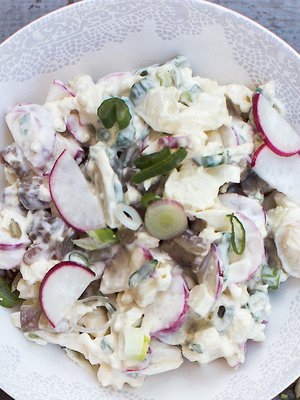 Rapea kukkakaali-sillisalaatti on uusien perunoiden uusin ystävä.