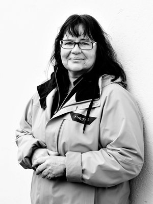 ”Kun sairaus iskee tai vuokra nousee, matalapalkka-alalla ikänsä työskennelleet eivät pärjää eläkkeellään. Heitä näkee aivan liian usein leipäjonossa”, Päivi Wilén sanoo.