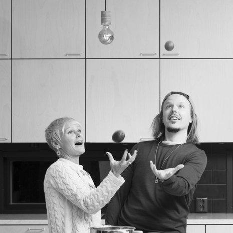 Jukka Rousu, 38, eli muusikko Jukka Poika asuu Turun Kakskerrassa. Hänen siskonsa Nina Rousu, 45, on kiertänyt maailmaa ja asuu diplomaattimiehensä ja kahden poikansa kanssa Intiassa Delhissä. Jukan perheeseen kuuluvat vaimo Teija Stormi ja kolme lasta edellisestä liitosta. Jukka on julkaissut vastikään singlen Ikivihree ja Nina kirjan Joko ollaan perillä.