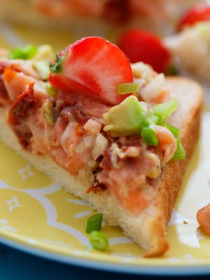 Levitä hyvin maustunut lohitartar paahtoleivän päälle.